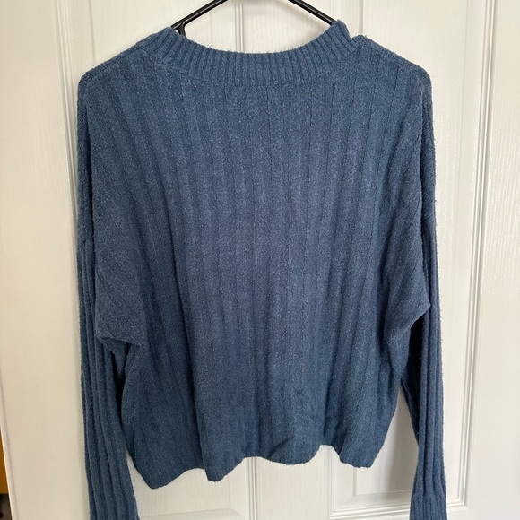 American Eagle Blue lightweight sweater - Picture 2 of 3